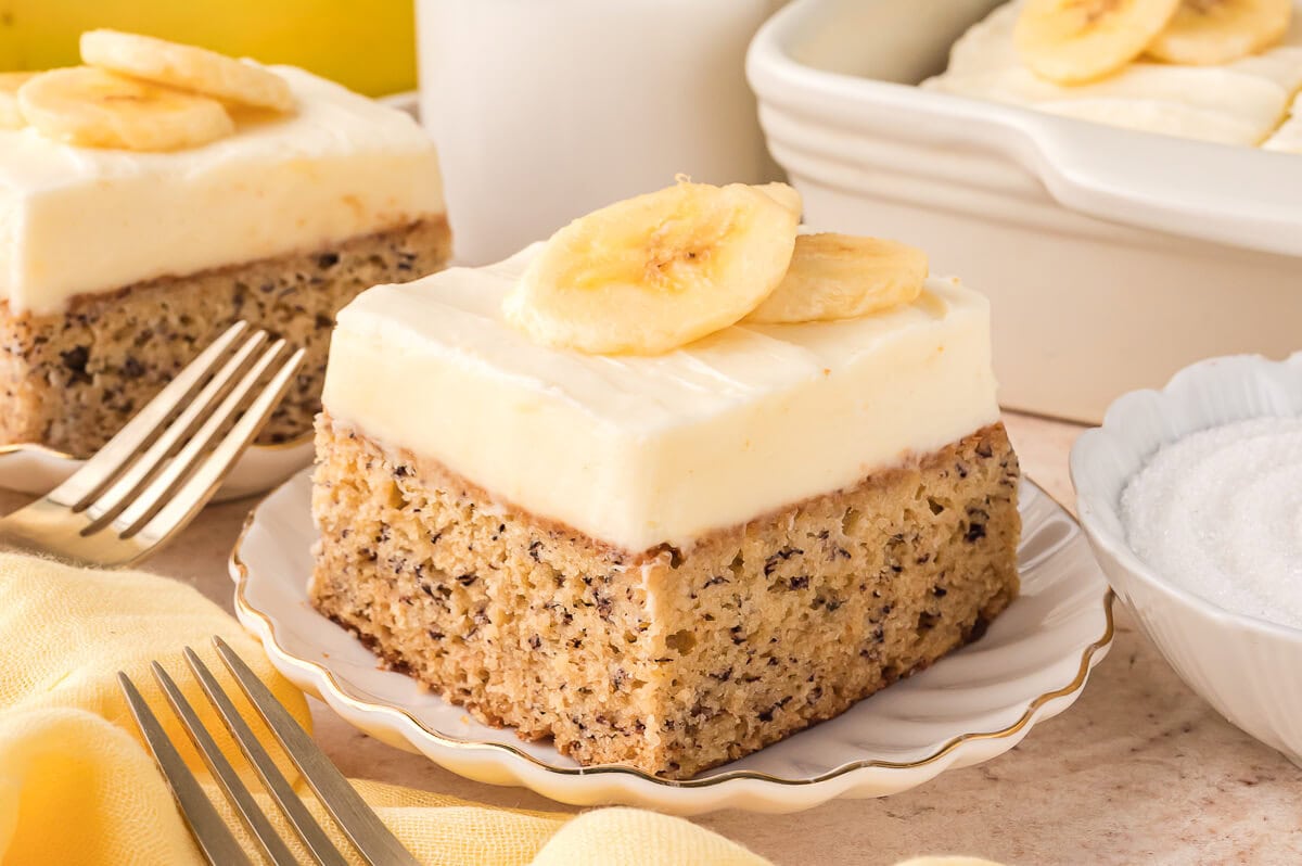 Quick & Easy Banana Cake: Stays Fresh for Days with Whipped Frosting